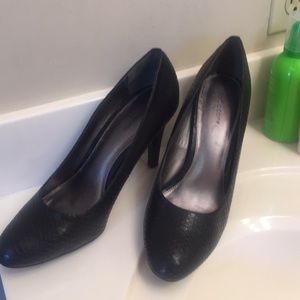 Black Liz Claiborne flex textured heels